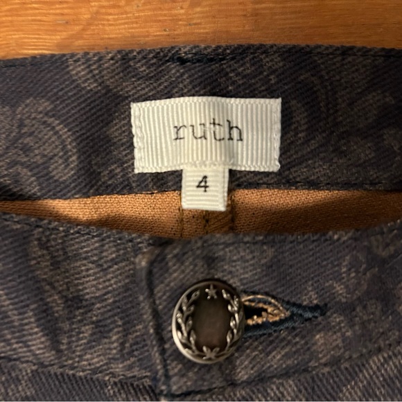 RUTH Brand Floral Jeans in Black and Gray, size 4 - Picture 2 of 6
